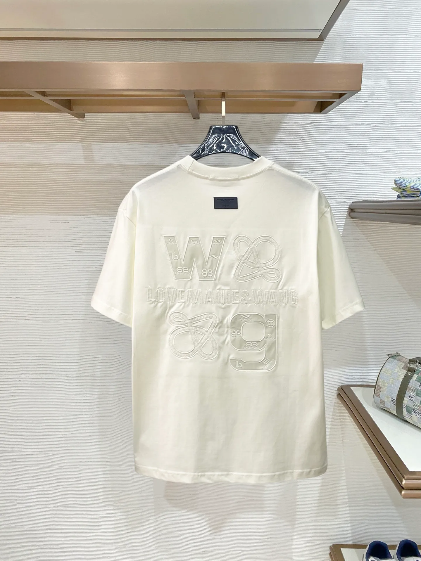 Balenciaga's high-end top-quality products 🐮2026 Spring and Summer New Arrival first counter, the latest New Arrival short-sleeved round neck T-shirt, Premium customized design, avant-garde and fashionable! Brand logo heavy craftsmanship design Premium customized 260g fabric. Soft to the touch. Comfortable to wear. Counter-level exquisite stitching. Fine workmanship. The upper body effect is incomparably handsome! A must-have item for men and women with the same style! Sizes: S~XXL When placing an order, please state your height and weight. The maximum wearing size is 210 pounds (one size larger)